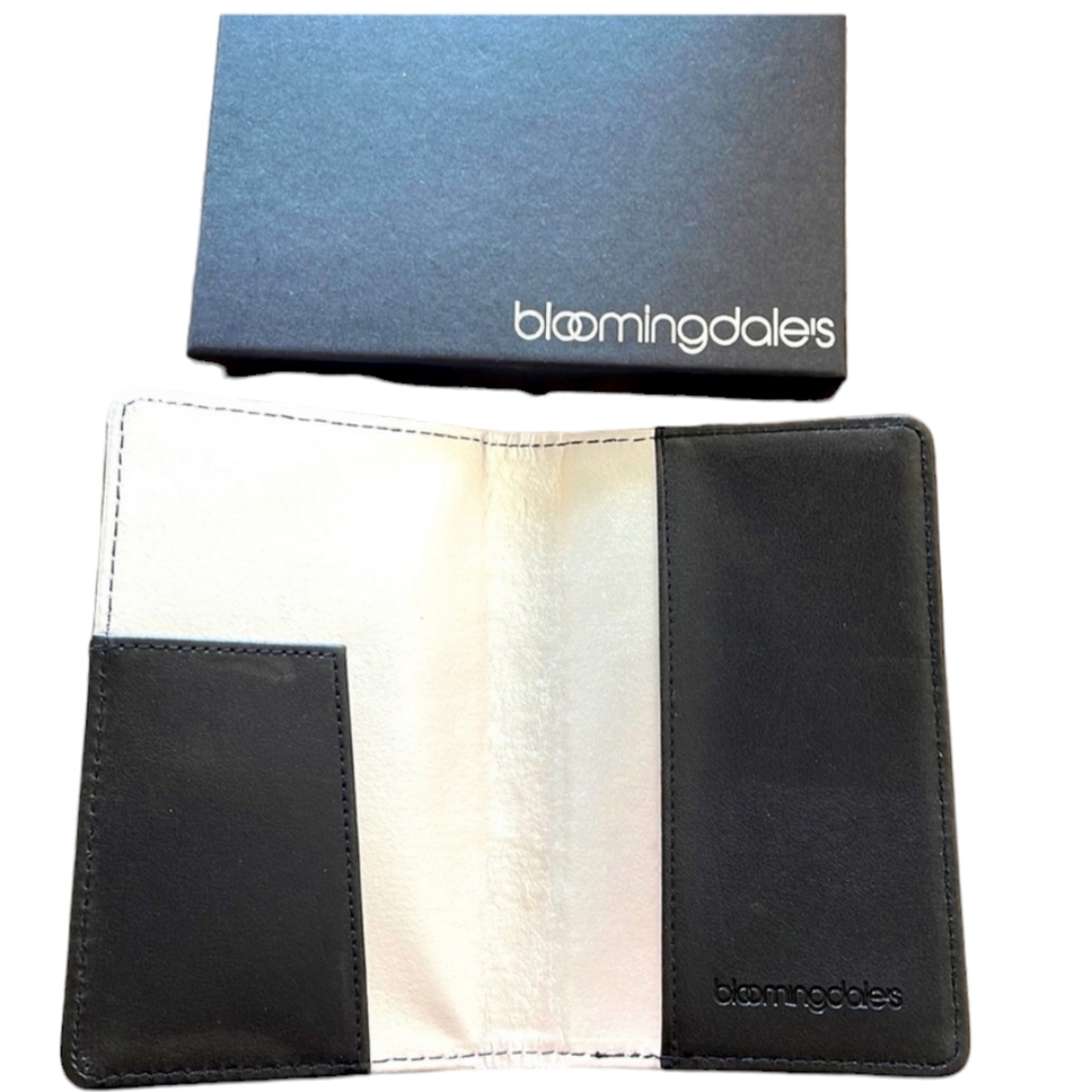 💕NIB Bloomingdale's Passport Holder💕